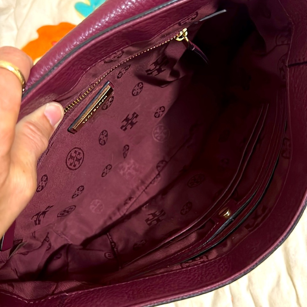 A beautiful burgundy/maroon Tory Burch cross body purse. - Picture 7 of 7